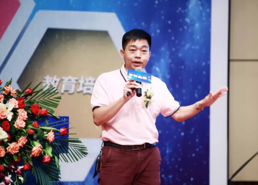 南海区十佳教师,十佳班主任颁奖 摄/赖舒婷 桂江小学副校长 潘光志