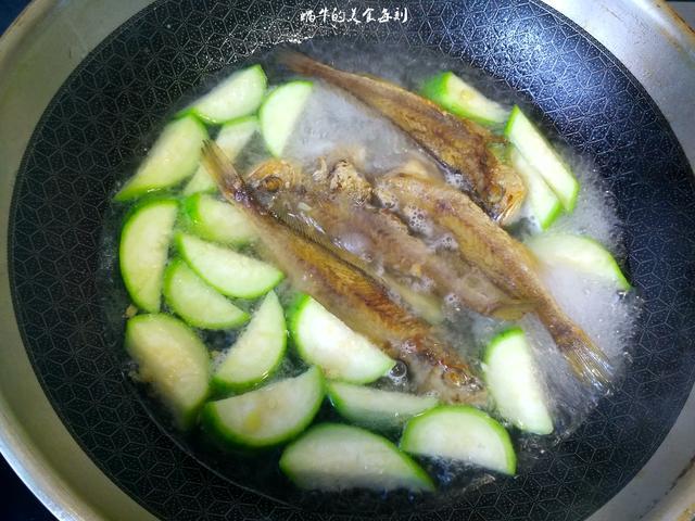小黄鱼不用蒸不油炸,和丝瓜搭配这样做,营养丰富,特别鲜
