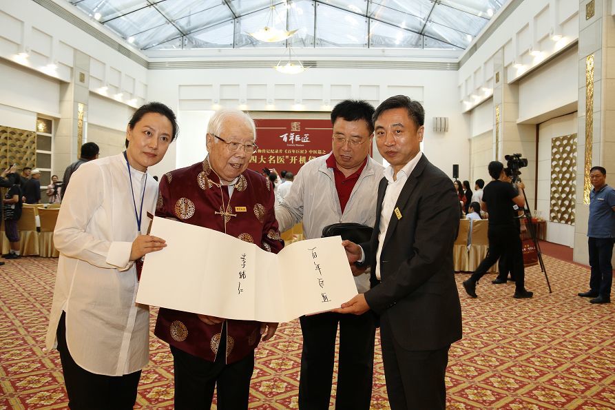 名医施小墨制成"防疫香囊" 助力疫情防控