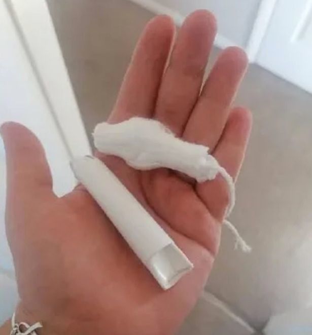 5岁女儿错把卫生棉条当巧克力咬下去才发现不对