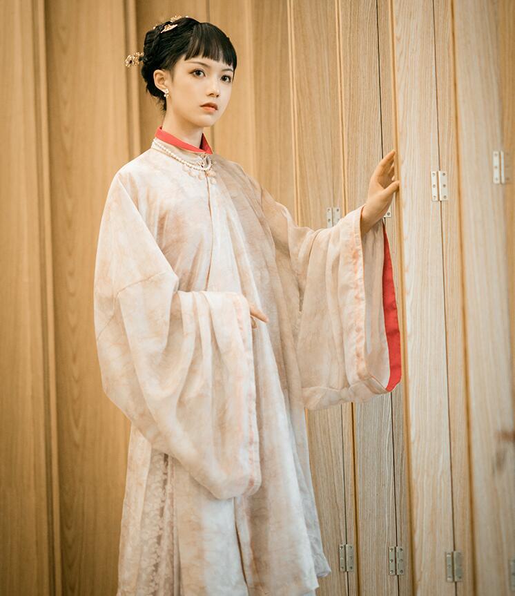 明制汉服都只是端庄?这样"过度温柔式"的款,袍子已美到没话说
