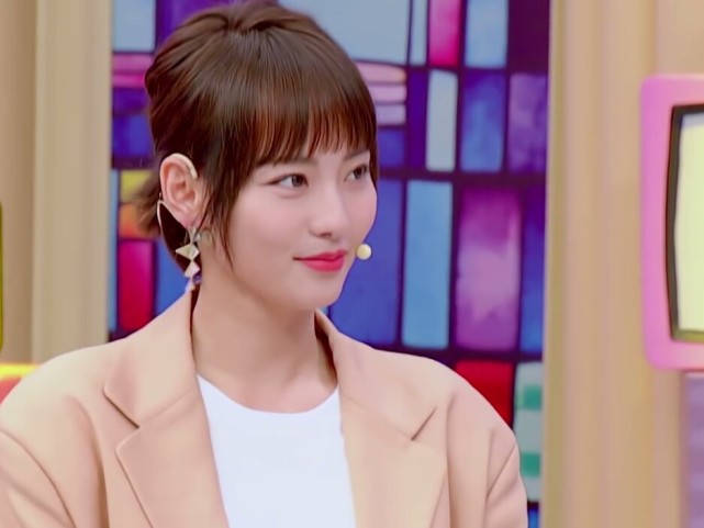 《花花万物》买超拍张嘉倪化妆间,发出直男疑问,口红颜色分不清