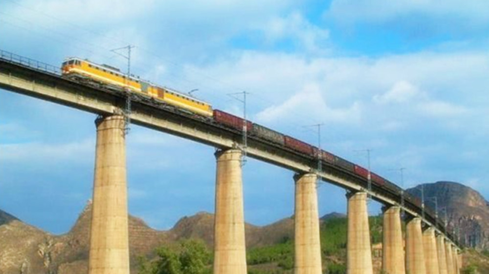 这座铁路大桥叫做龙骨甸桥,这座桥历史相对悠久,建成于上个世纪70年代