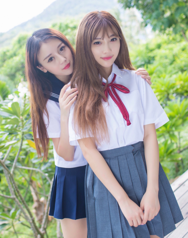 大学闺蜜同穿jk制服但她靠小学生袜赢了美到闺蜜都服