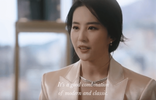 有种女人味叫刘亦菲穿丝绸睡衣上节目挽起头发韵味十足