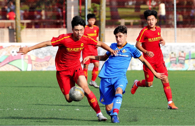 2012年,世界规模最大,硬件设施一流的恒大足校成立,并于2014年设立