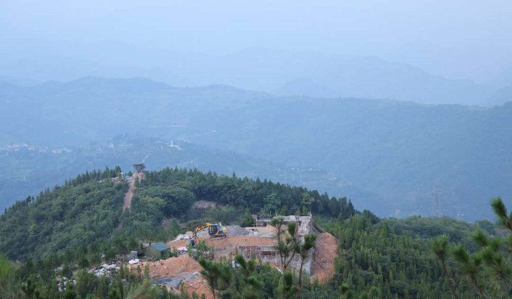 旬陽縣天門山位於旬陽雙河鎮水洞村與關口鎮大廟村交界處,距離縣城