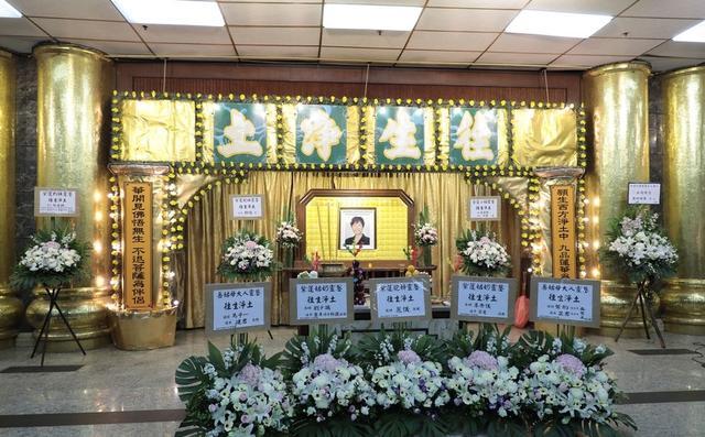 港姐之母陈紫莲家人为其设灵,灵堂布置体面,生前好友到场悼念