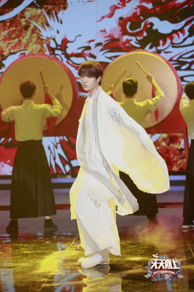 《天天向上》王一博新古风造型舞蹈,「翩翩少年初成长」!