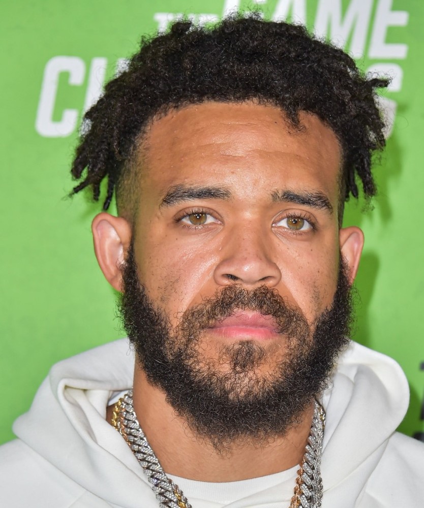 铁憨憨麦基亮相电影首映礼神情严肃黑白运动装开心比6