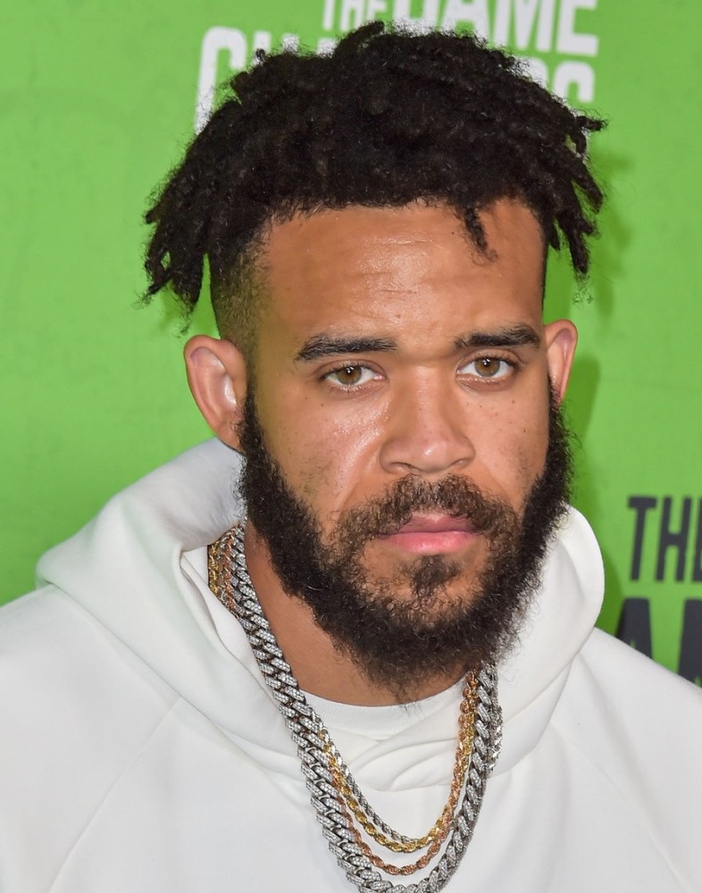 铁憨憨麦基亮相电影首映礼神情严肃黑白运动装开心比6