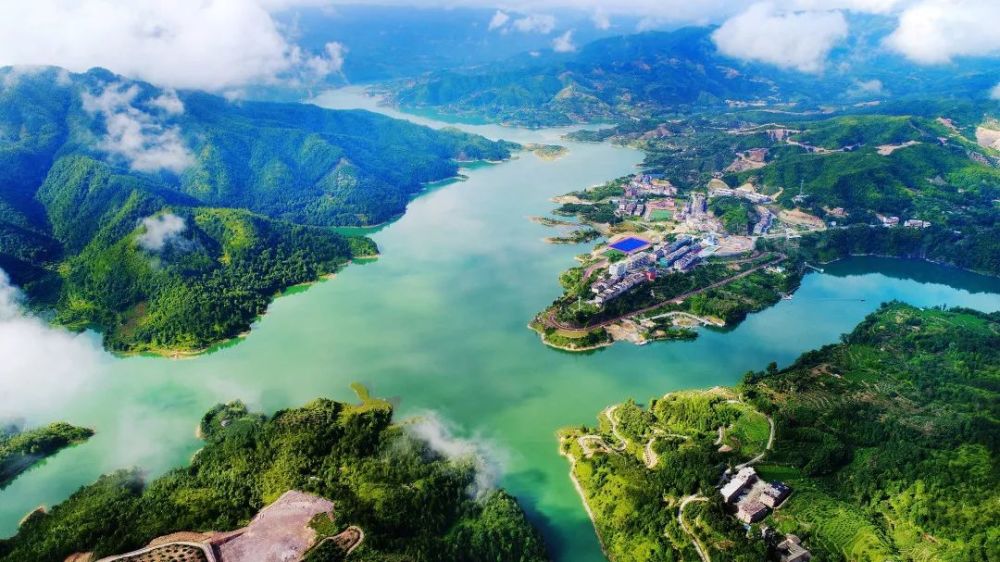 圖片來源:馬蜂窩旅遊網@心奴(瑞芳) 百丈鎮的風景因飛雲湖而出名,而它