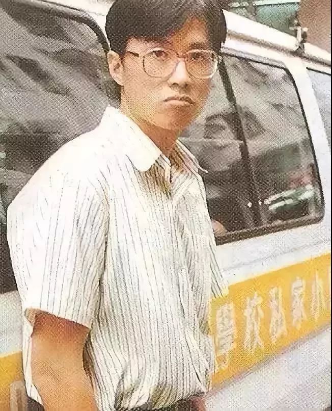 周星驰|他齐名周星驰，身患抑郁症却逗笑一代人：成年人，总是笑着笑着就哭了