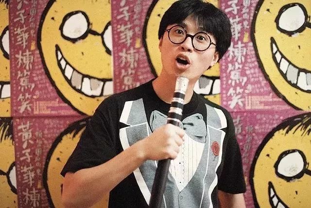 周星驰|他齐名周星驰，身患抑郁症却逗笑一代人：成年人，总是笑着笑着就哭了