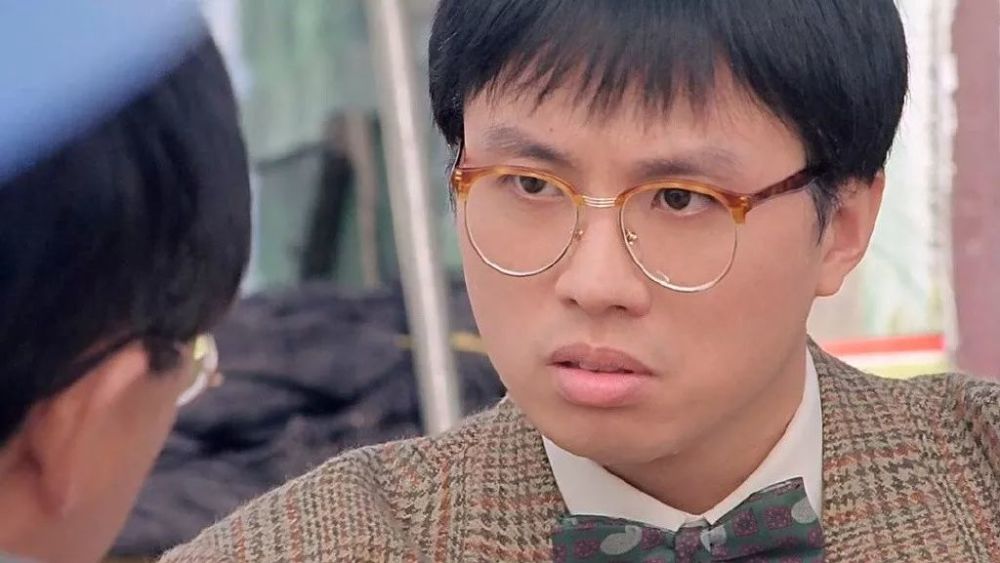 周星驰|他齐名周星驰，身患抑郁症却逗笑一代人：成年人，总是笑着笑着就哭了