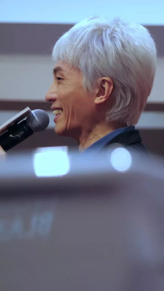 周星驰|他齐名周星驰，身患抑郁症却逗笑一代人：成年人，总是笑着笑着就哭了
