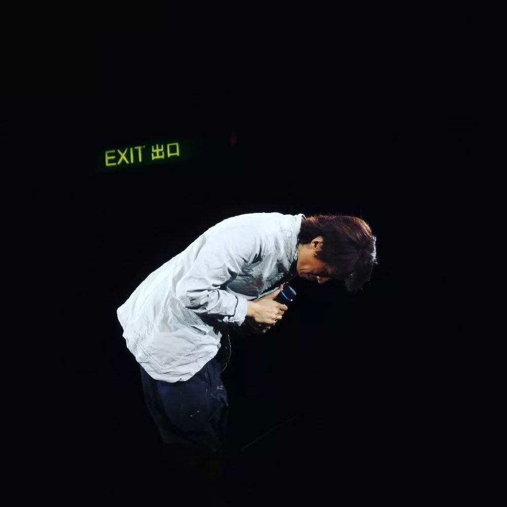 周星驰|他齐名周星驰，身患抑郁症却逗笑一代人：成年人，总是笑着笑着就哭了