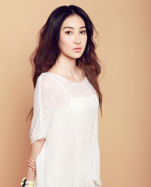 姜雯美照,摩登简约似暖阳