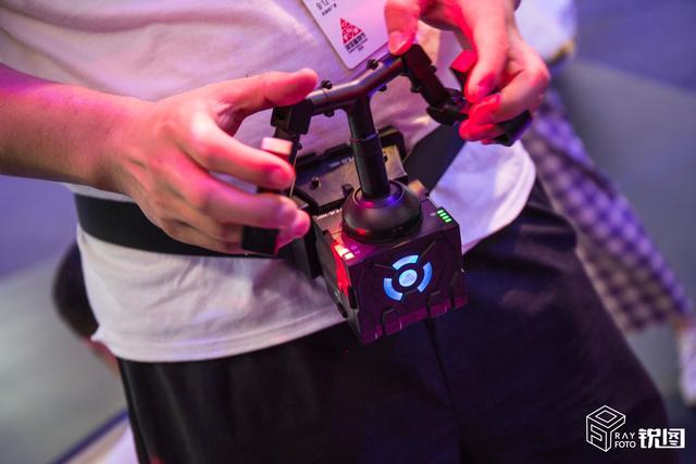 减肥神器!体感格斗机器人亮相杭州,"体感操控"姿态同步