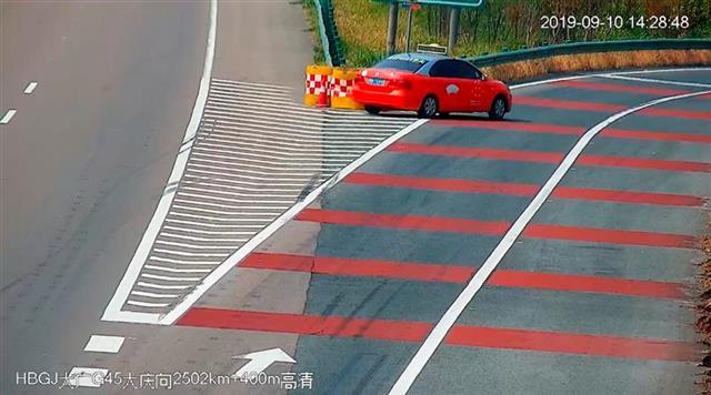 怕误乘客赶高铁, 的哥错过出口高速上倒车.