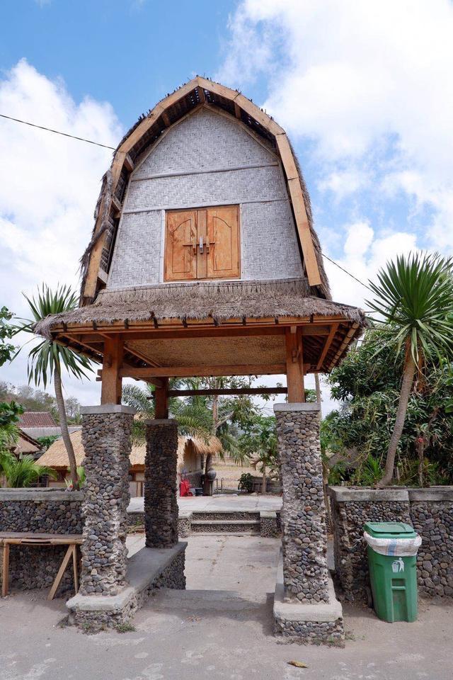 东南亚原始村落房子牛粪盖近亲结婚女孩只能织布不上学