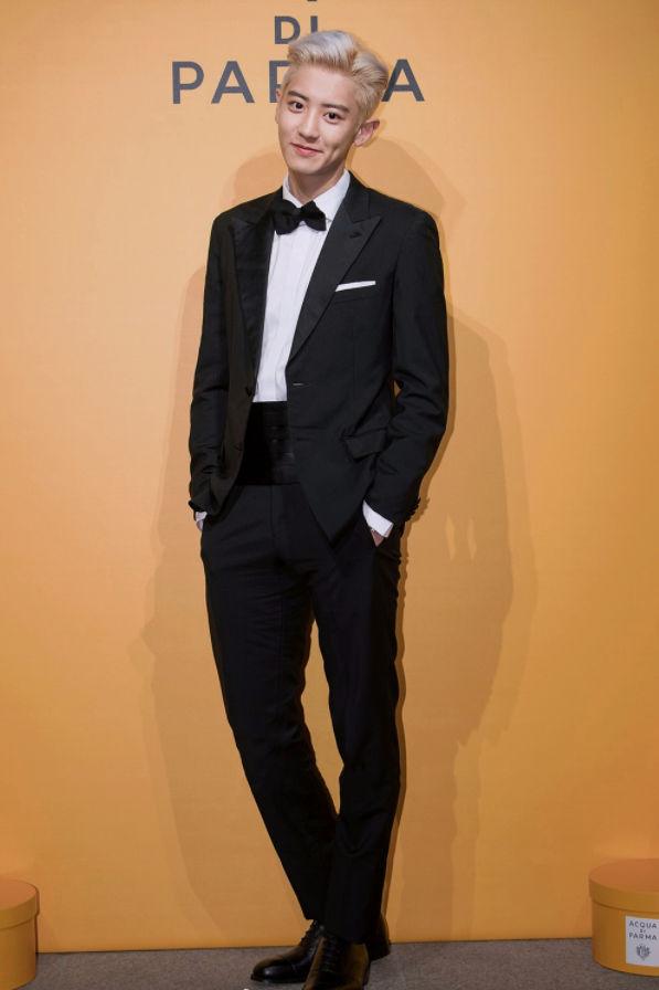 灿烈现身米兰,街头"超模站"引注视,高冷白发配西装太绝了