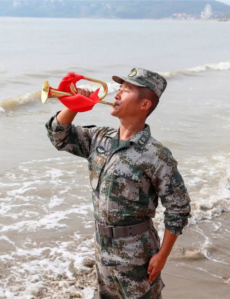强军兴军新时期司号员浴血奋战战争时期司号员下面,让前线哥带着大家