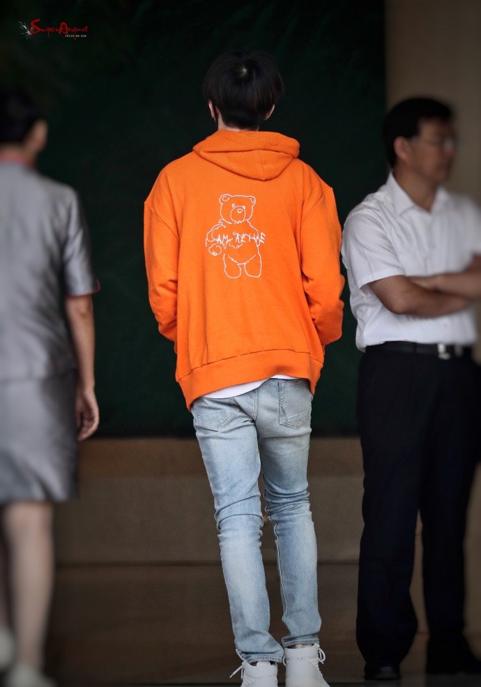 蔡徐坤北京机场最新路透照曝光,橙色卫衣睡眼惺忪呆毛抢眼!