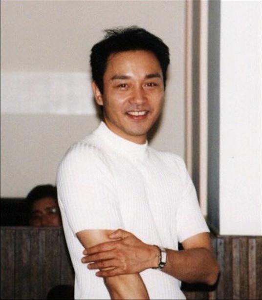 张国荣63岁冥寿,唐鹤德发22年前照片,配《但愿人长久》歌词