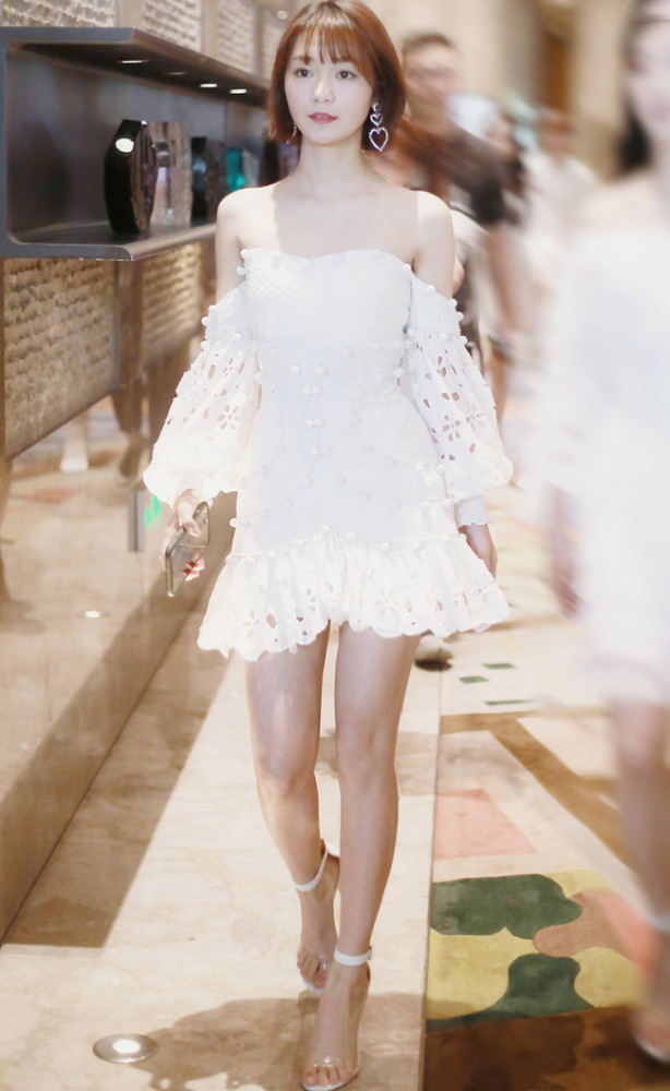 段奥娟瘦后是什么神仙啊?白色一字领裙一穿直角肩成焦点,我酸了