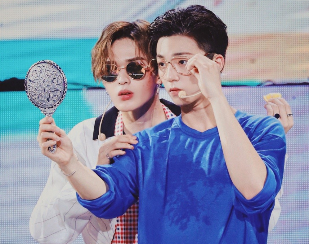 npc合体全靠偶遇?朱正廷陈立农机场相见,穿搭相似太默契