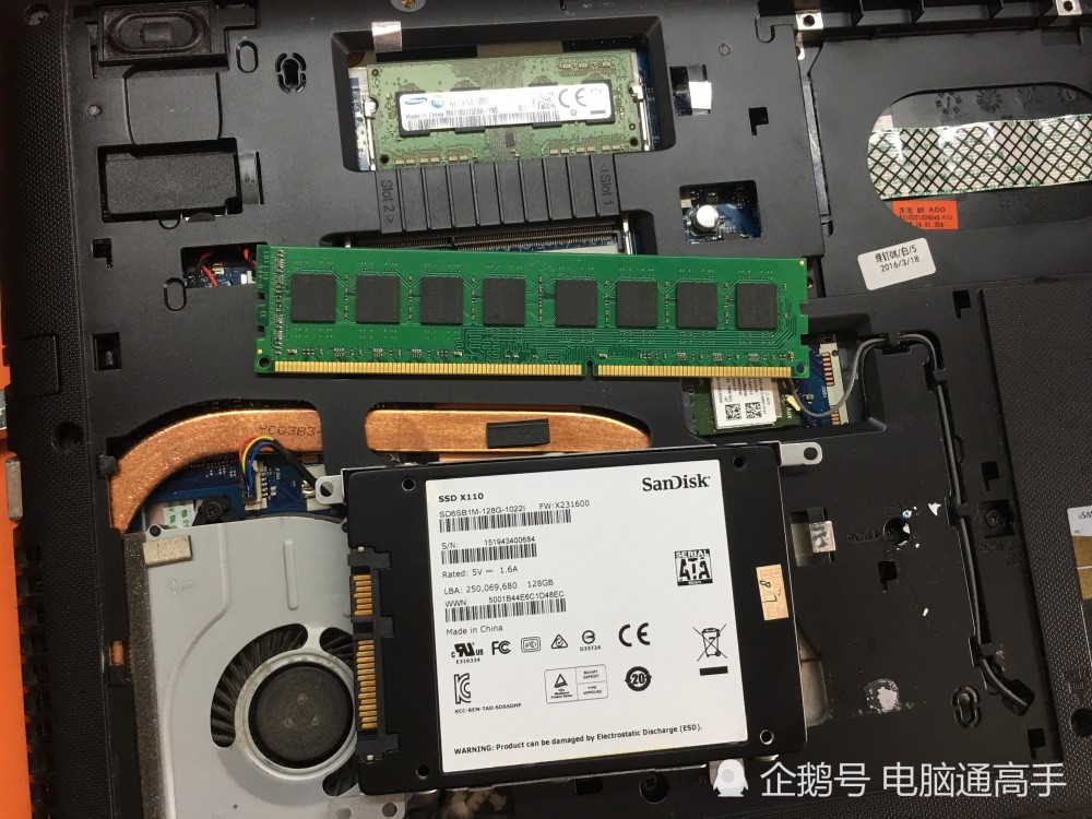 客户来我店借螺丝刀加装他自带的电脑内存 这内存我看他怎么装