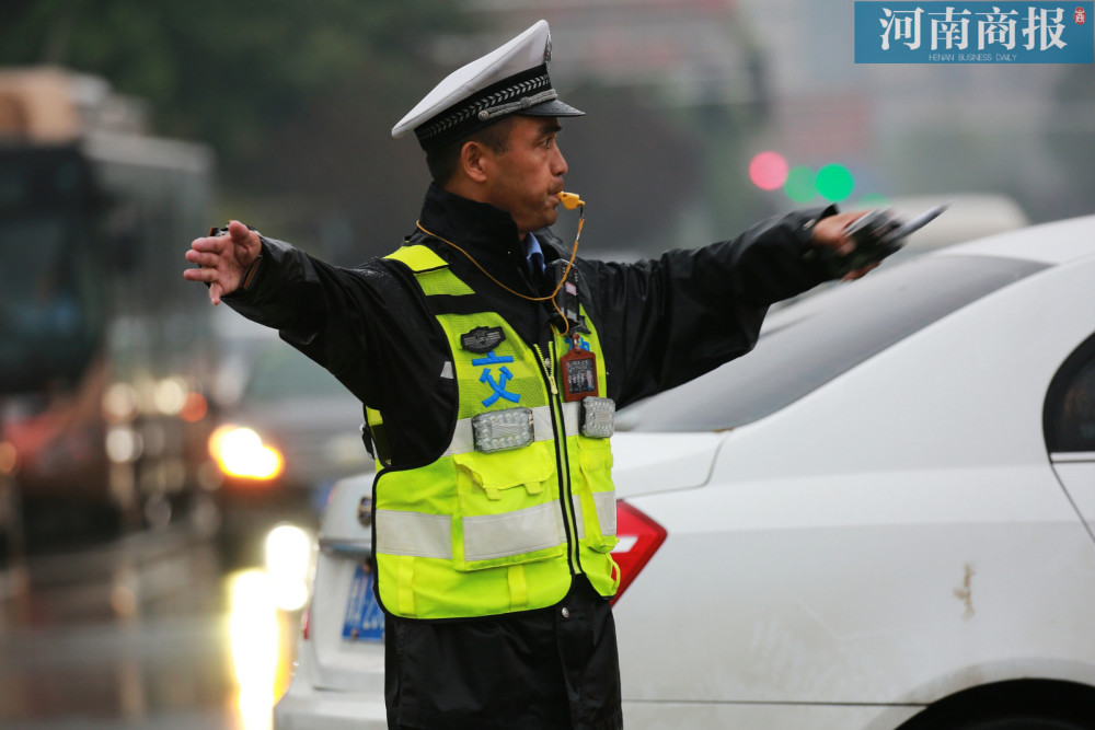 这名交警的指挥动作为啥如此奇怪,背后原因却是