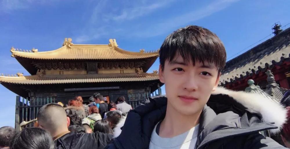 因快乐星球走红他在剧中会七国语言长大后品行不端被痛骂