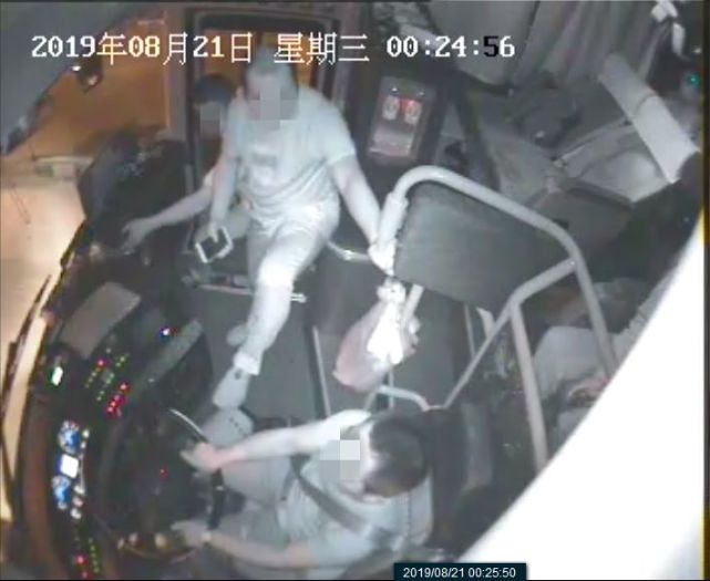 浙江大巴车售票员脚踩驾驶员手臂,车上还有多名乘客