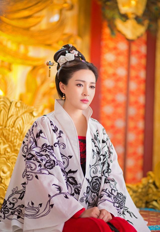 平民皇后刘娥为什么身穿龙袍却不登临御座?