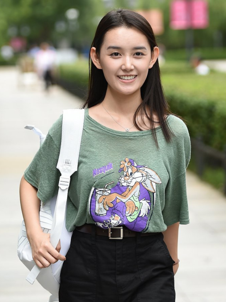 蒋依依军训照又走红,但亮点不是她,看清小哥哥长相:双胞胎?