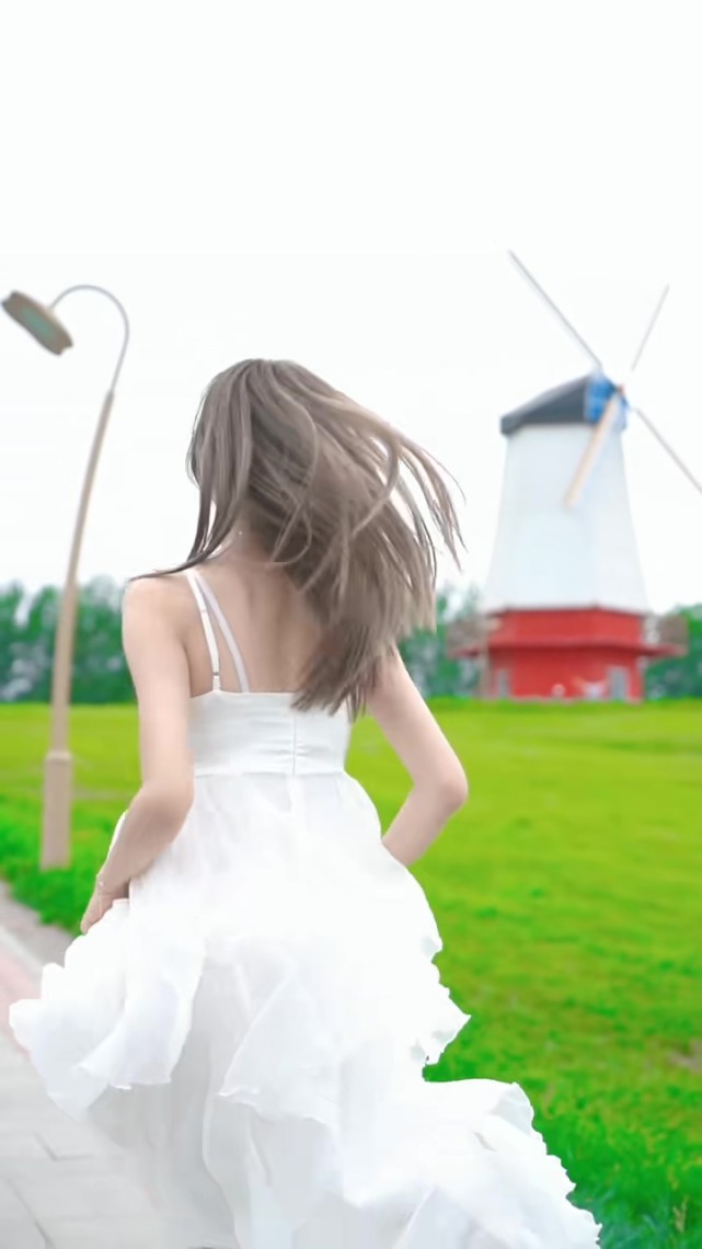小姐姐白色长裙,搭配披肩长发,优雅又自信