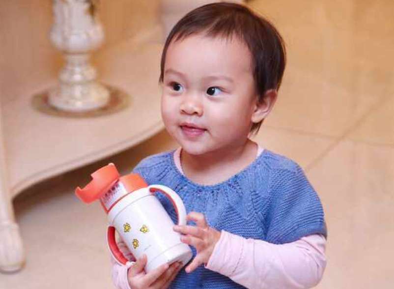 有种"抛弃爸爸基因"叫甜馨,越长大越像李小璐,近照美出新高度