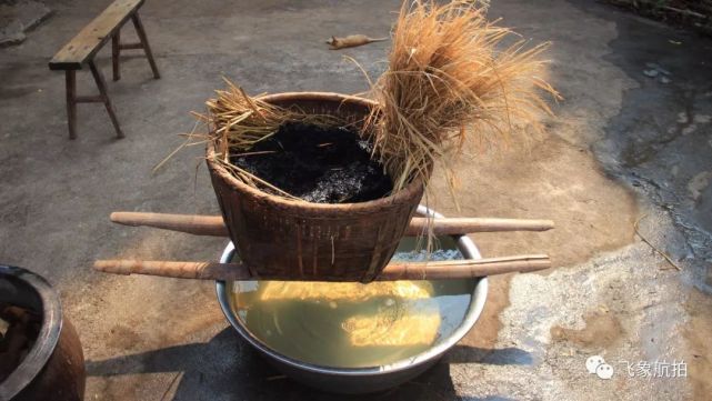 1,碱水制作用的稻草必须是粳谷草,不能用糯谷草!