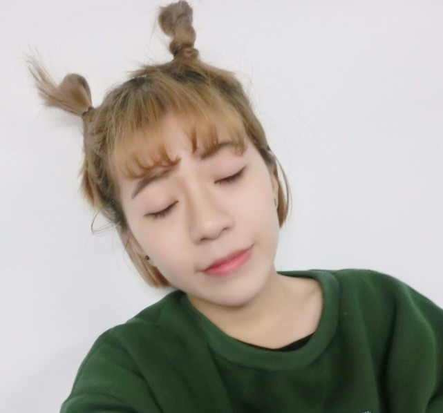 扎冲天揪的鬼马少女,夸张表情让人忍俊不禁