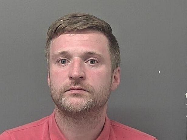 公交车上女友和陌生男人开句玩笑英国男友因嫉妒掐住了她脖子