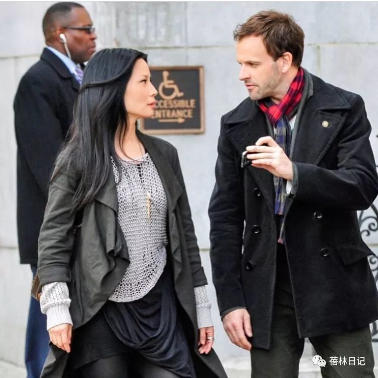 随后,在另一部剧中扮演华生的 马丁·弗里曼批刘玉玲:丑的就像条狗一