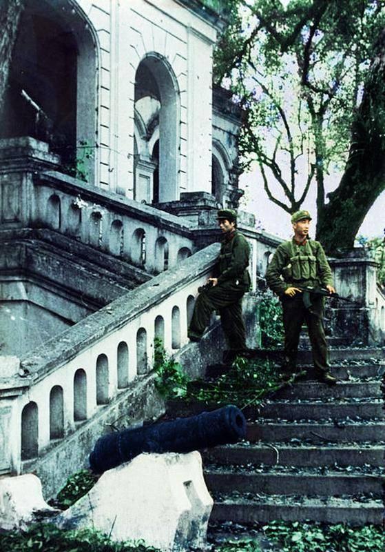 对越还击战标志性摄影作品《攻克谅山》,55军163师宣传科新闻干事