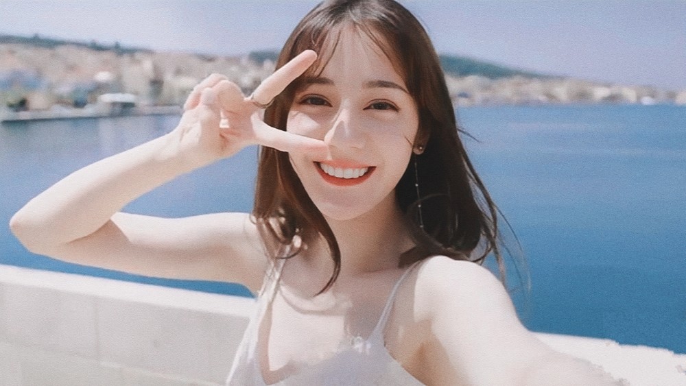 有一种自拍叫热巴的自拍对着镜头比剪刀手才知她有多可爱