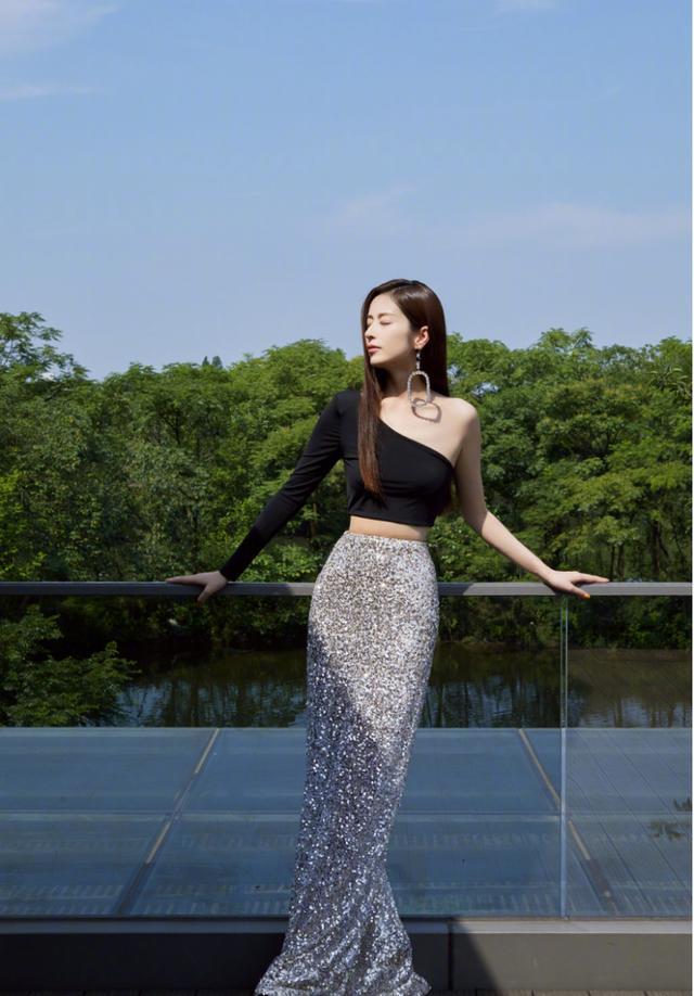 颖儿真有女神范,身穿碎花连衣裙出席时装周,大波浪发型超浪漫!