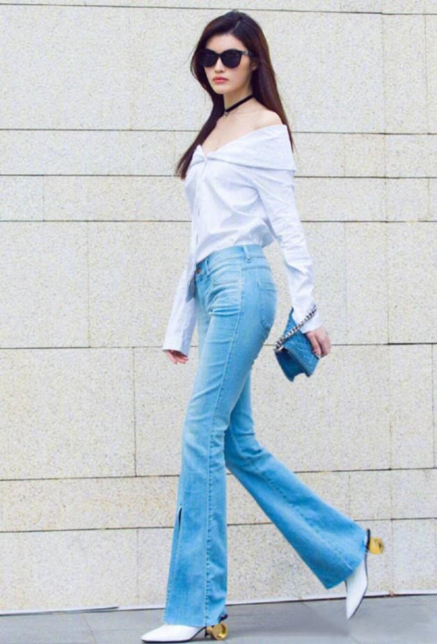 周晓彤已进入秋季穿搭模式,你可别错过今年秋季的流行"秋裤"