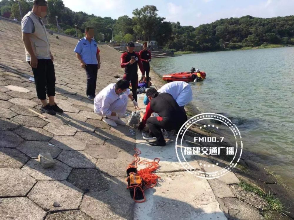 在現場打撈的福建迅捷救援隊隊員找到了溺水孩子的遺體.