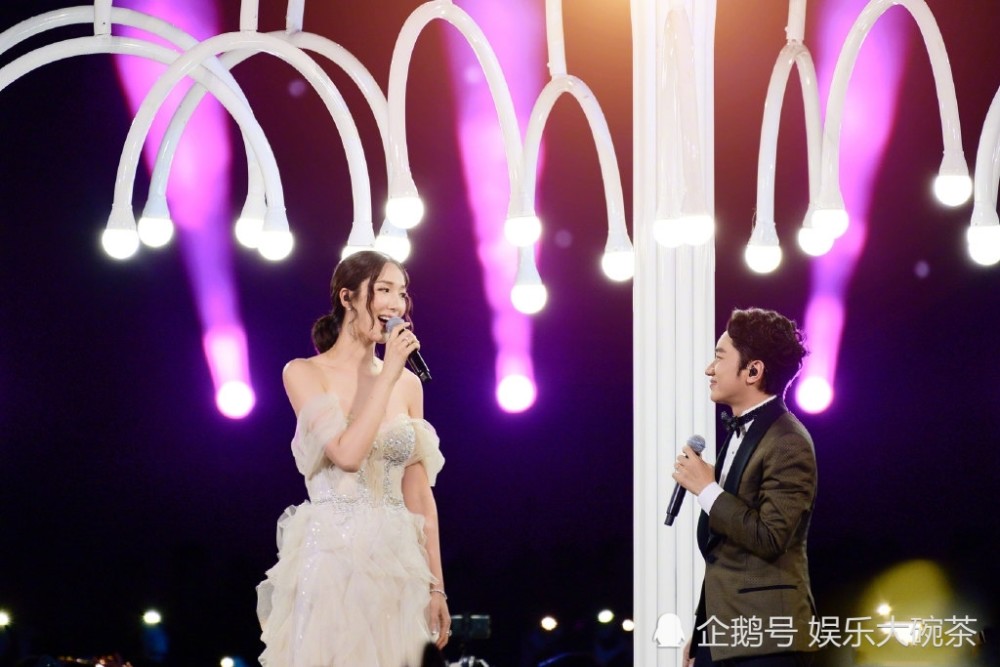 王祖蓝李亚男夫妇亮相舞台并且高甜献唱歌曲《想把我唱给你听》,夫妇