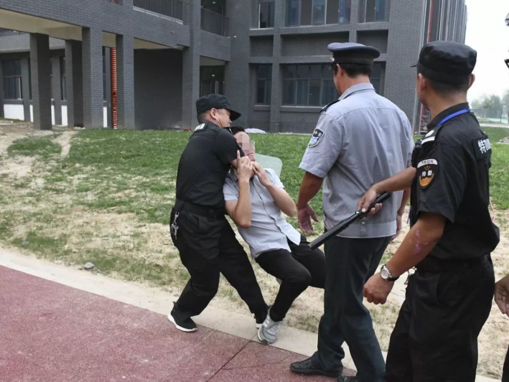 两名"歹徒"翻墙进入滑县一中,企图伤害学生